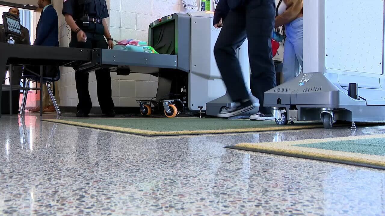MÁS SEGURIDAD EN LAS ESCUELAS: GWINNETT IMPLEMENTA DETECTORES DE ARMAS